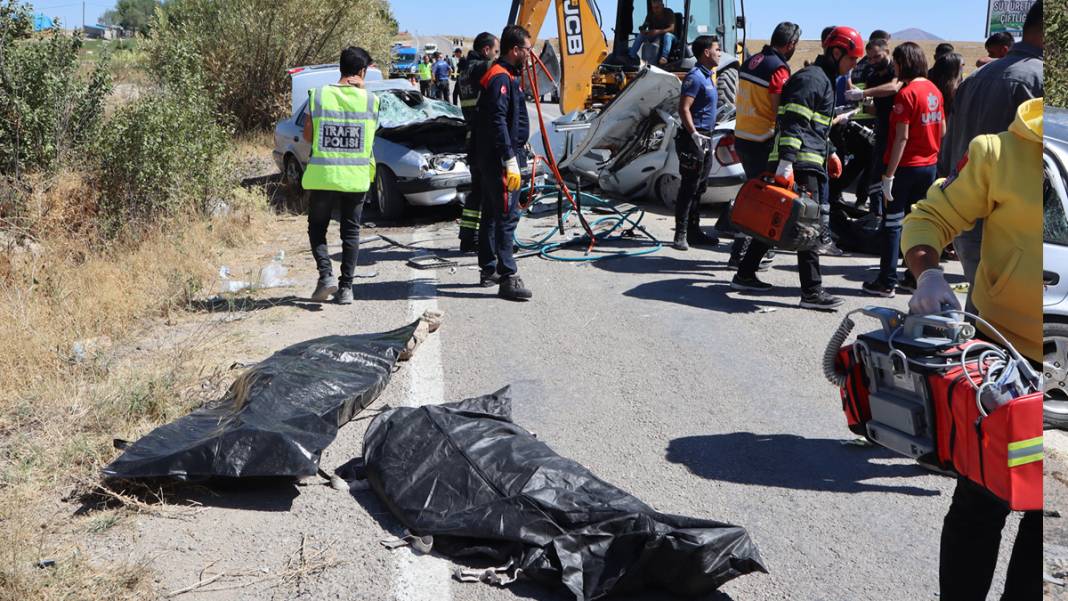 Aksaray'da feci kaza! Araçlar kağıt gibi ezildi: Ölü ve yaralılar var 1
